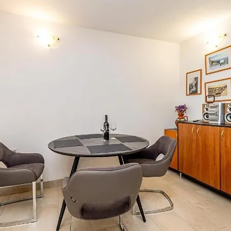 Estrella Villa *