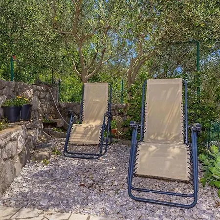 Estrella Villa *