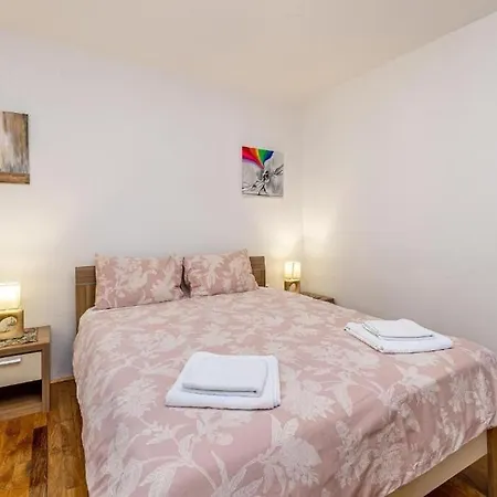 Estrella Villa *